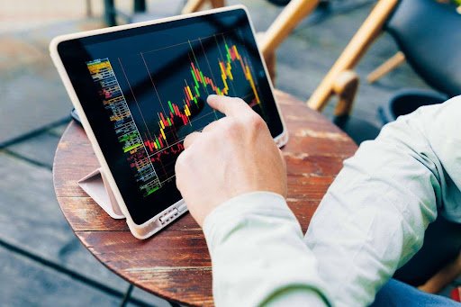 How Futures Contracts Differ From Spot Trading How Futures Contracts Differ From Spot Trading